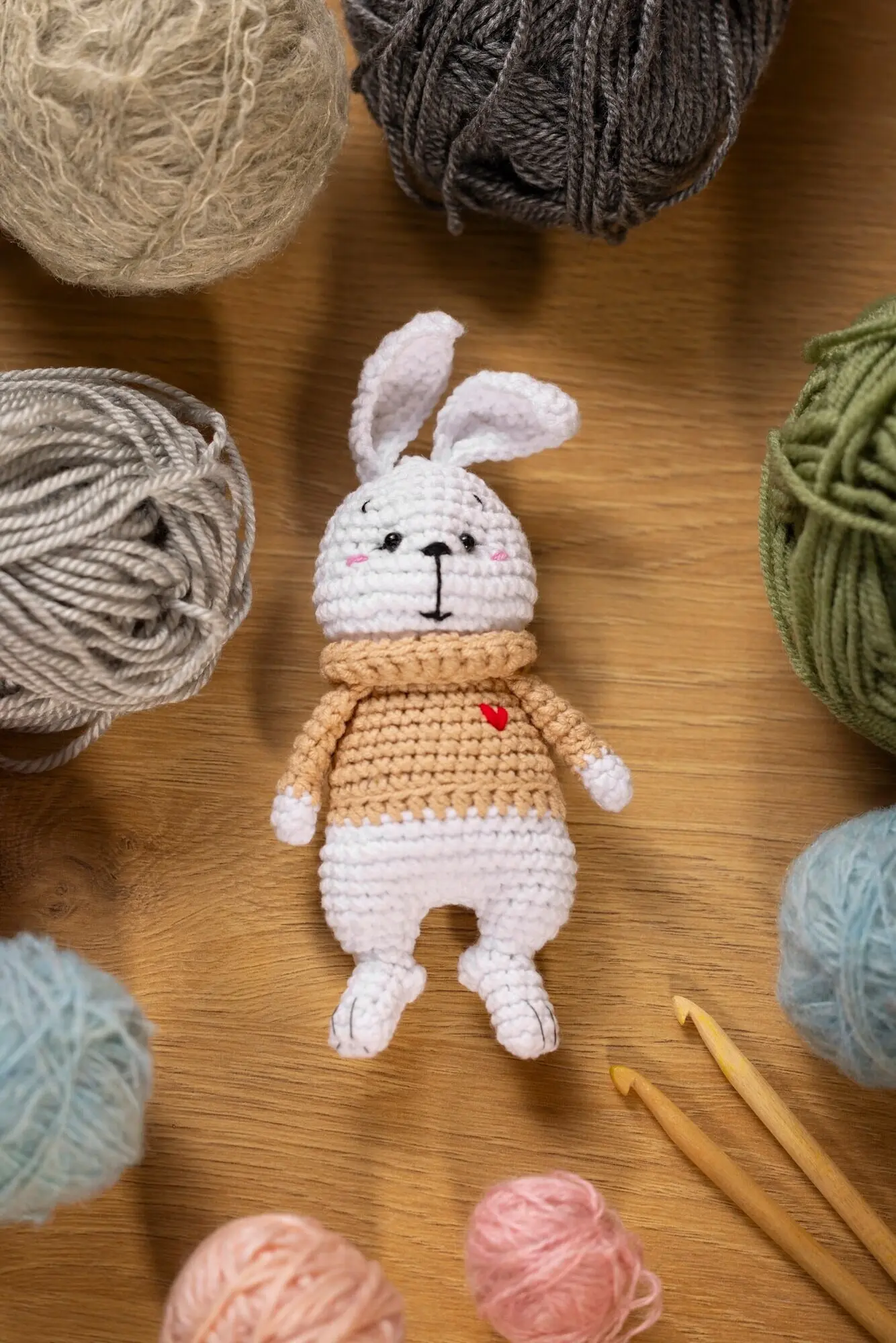 Stillleben mit gehäkelten Plüschtieren